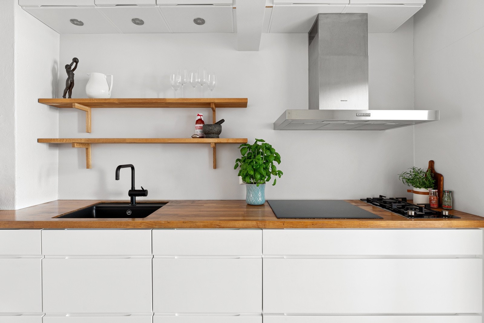 Heltre benkeplate med underlimt vask og ett-greps armatur i sort Galleribilde