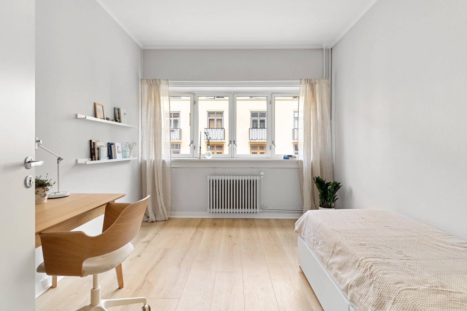 Soverom 2 med nok plass til både seng og garderobeløsning Galleribilde