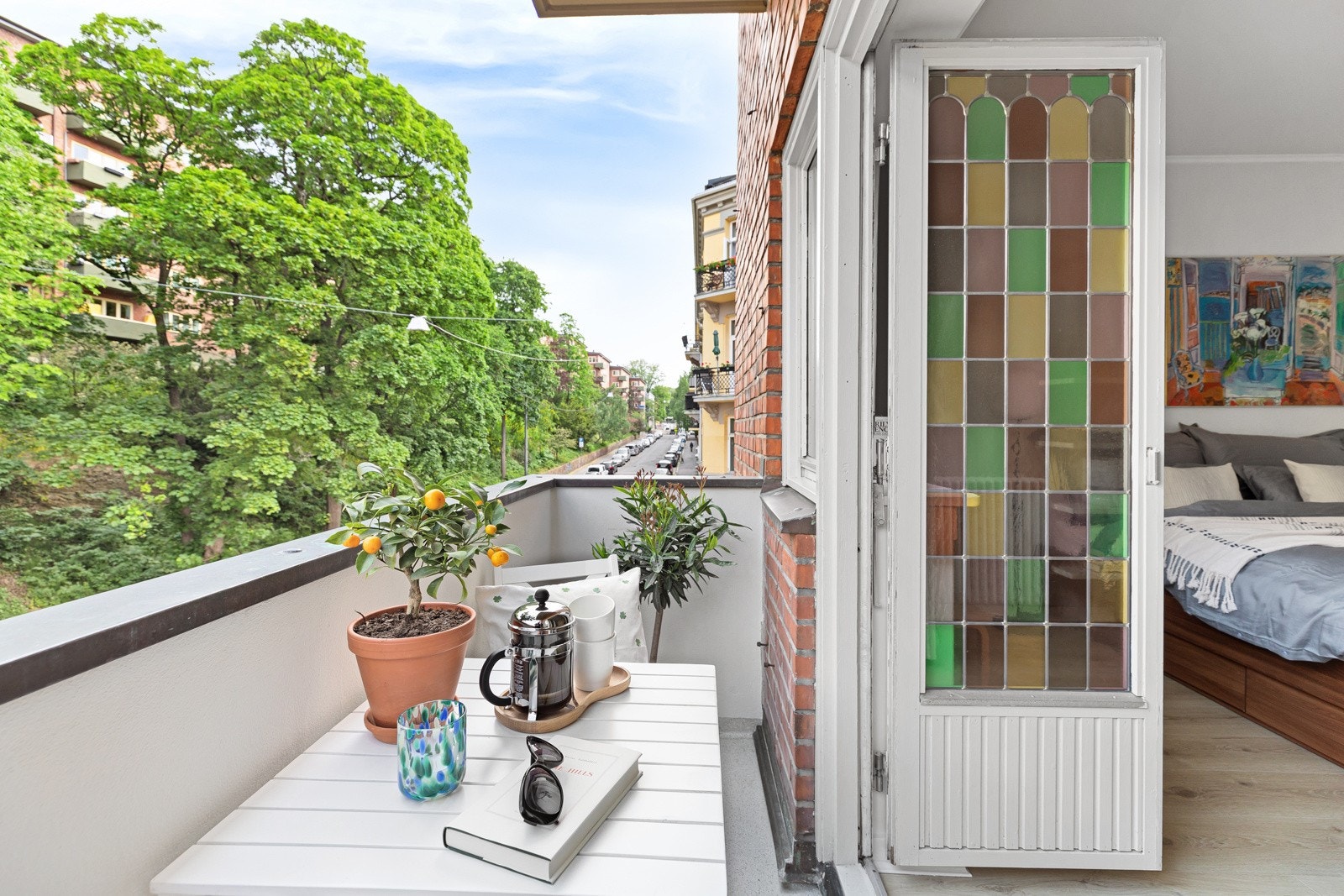 Leiligheten har to balkonger med grønt og frodig utsyn Galleribilde