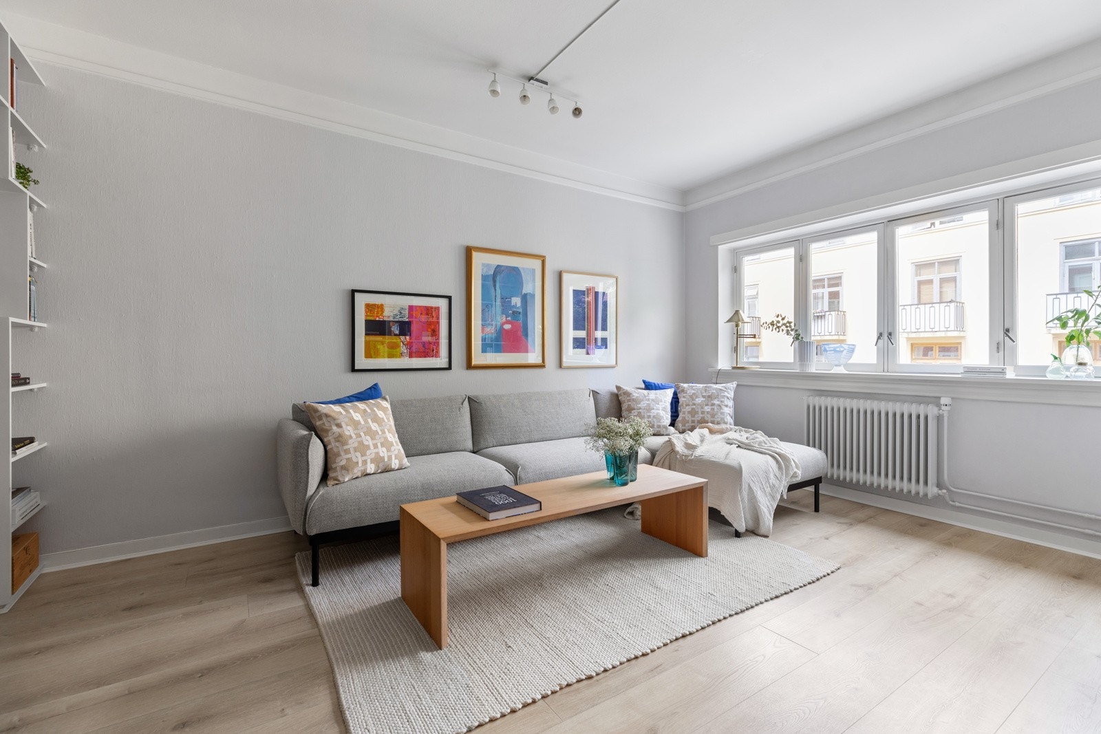 Stuen har store, flotte vindusflater som slipper inn rikelig med naturlig lys Galleribilde