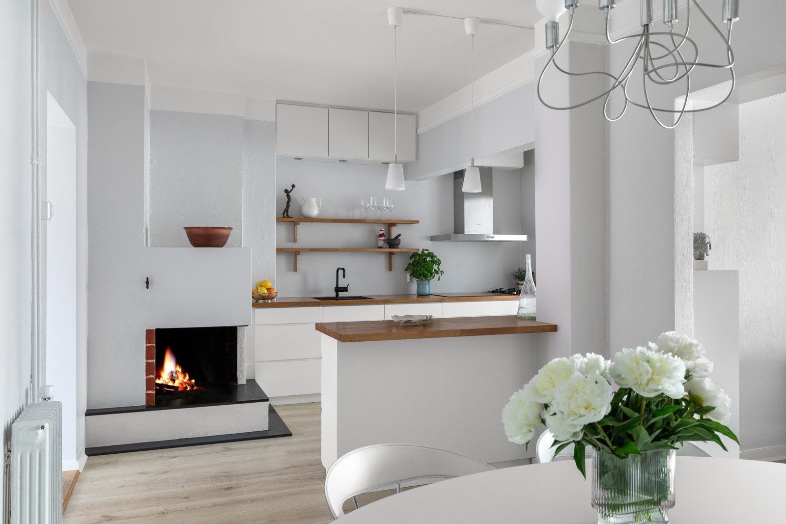 Flott åpen peis mot spisestuen Galleribilde