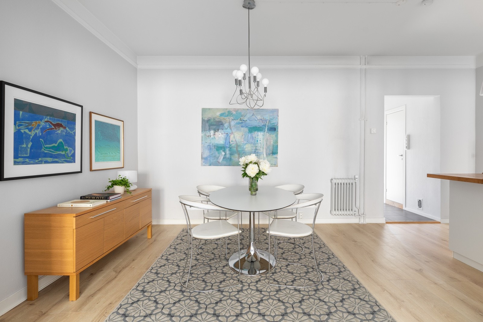 Det er god plass til spisebord i spisestuen som en forlengelse til stuen Galleribilde