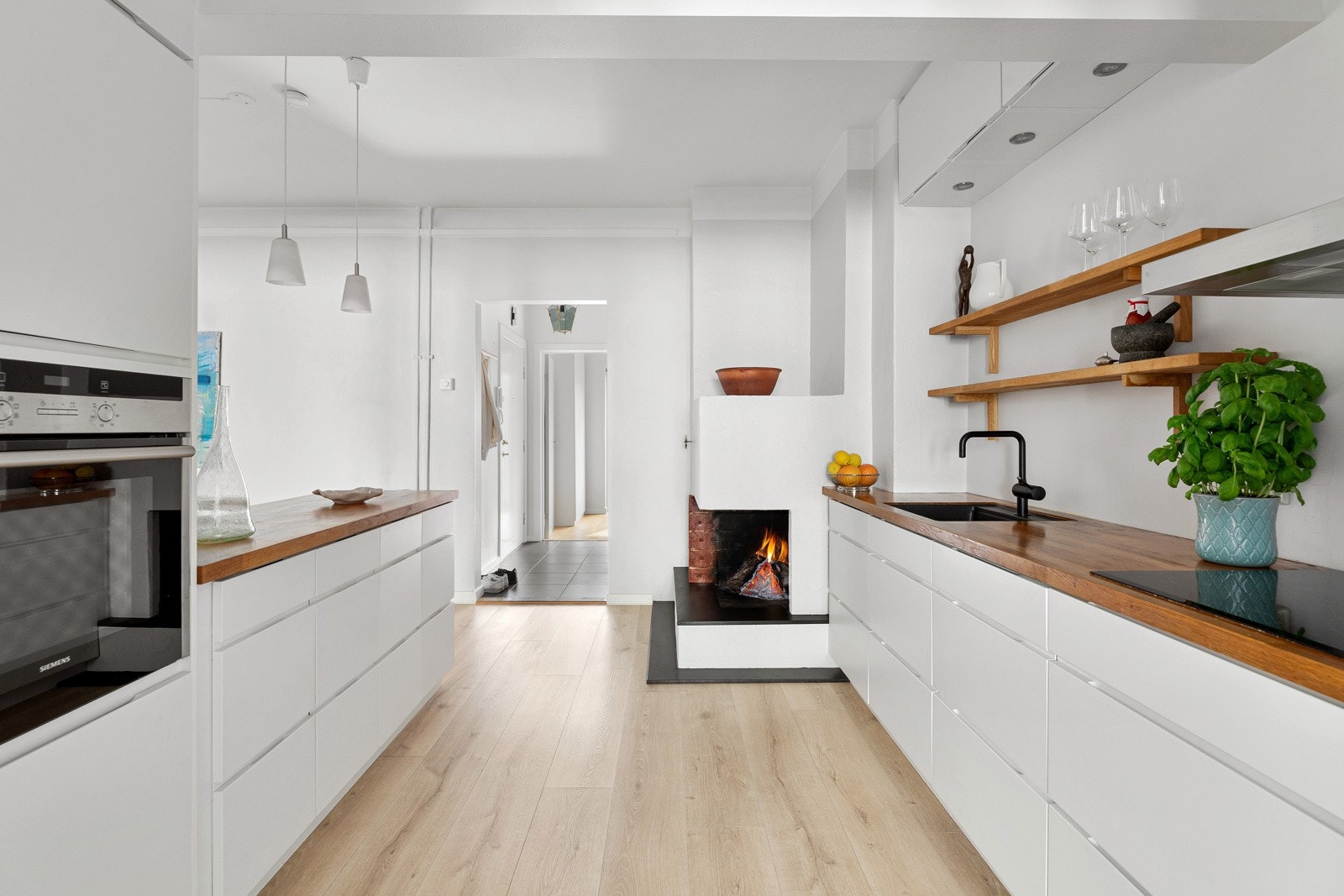 Integrerte hvitevarer, samt induksjonsplatetopp og dobbel gassbluss Galleribilde