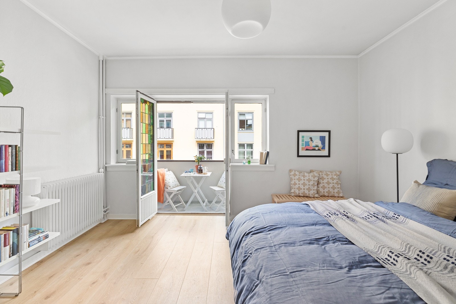 Romslig hovedsoverom med utgang til nordvest-vendt balkong med fin ettermiddagssol Galleribilde