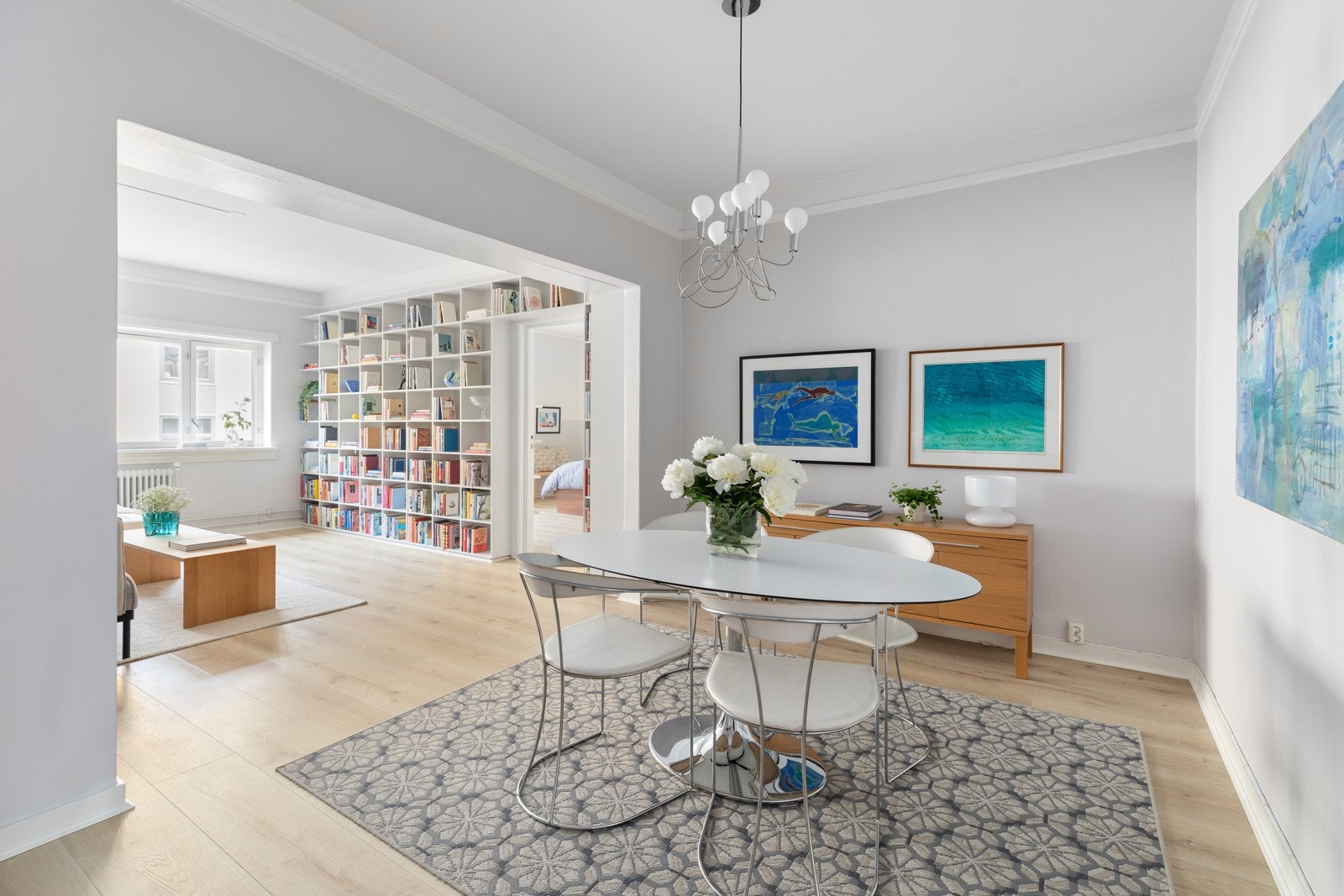 Den gjennomgående planløsningen med vinduer i begge ender tilfører de gode oppholdsrommene rikelig med naturlig lys Galleribilde