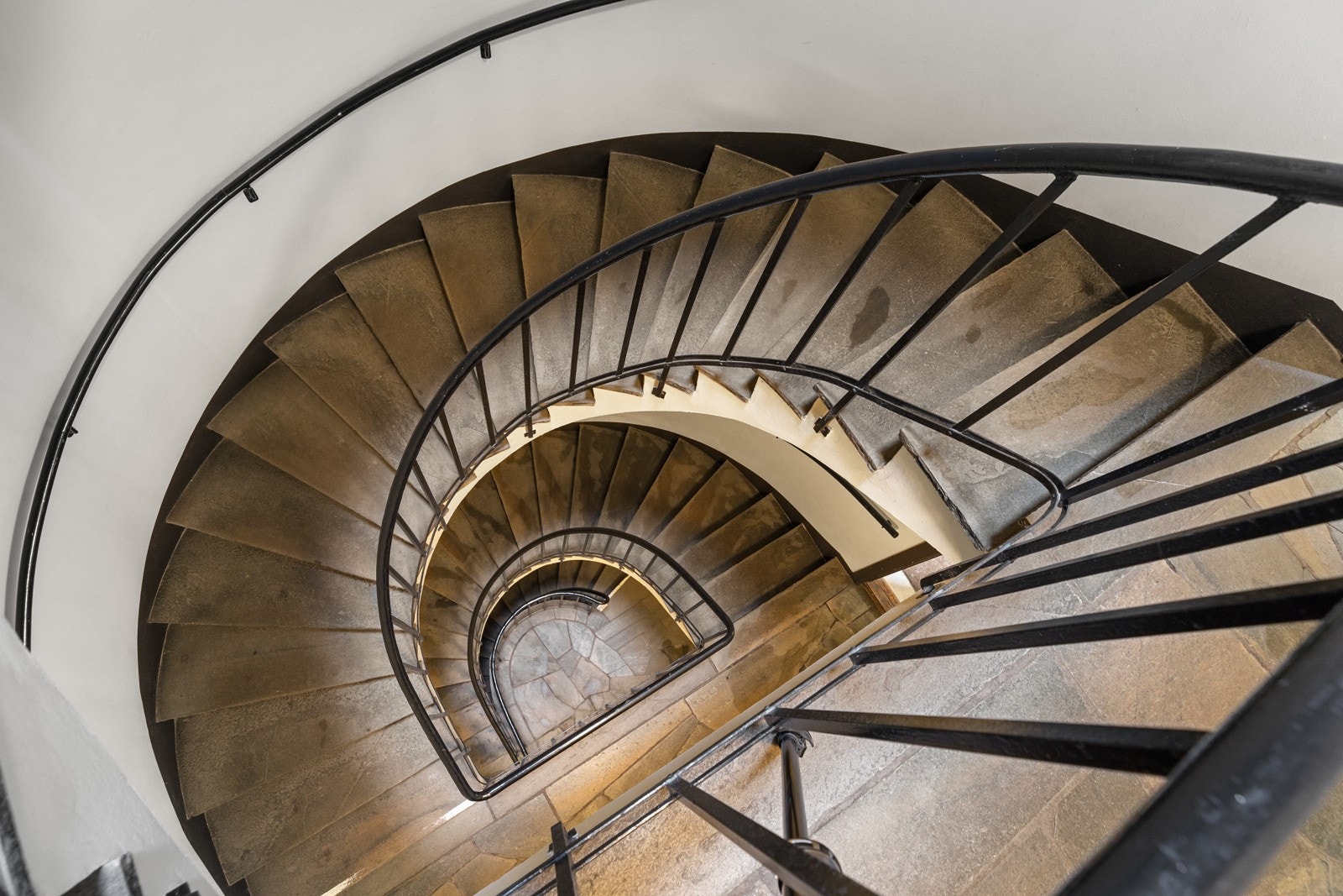 Flott virveltrapp i betong belagt med skifer og malt stålrekkverk Galleribilde