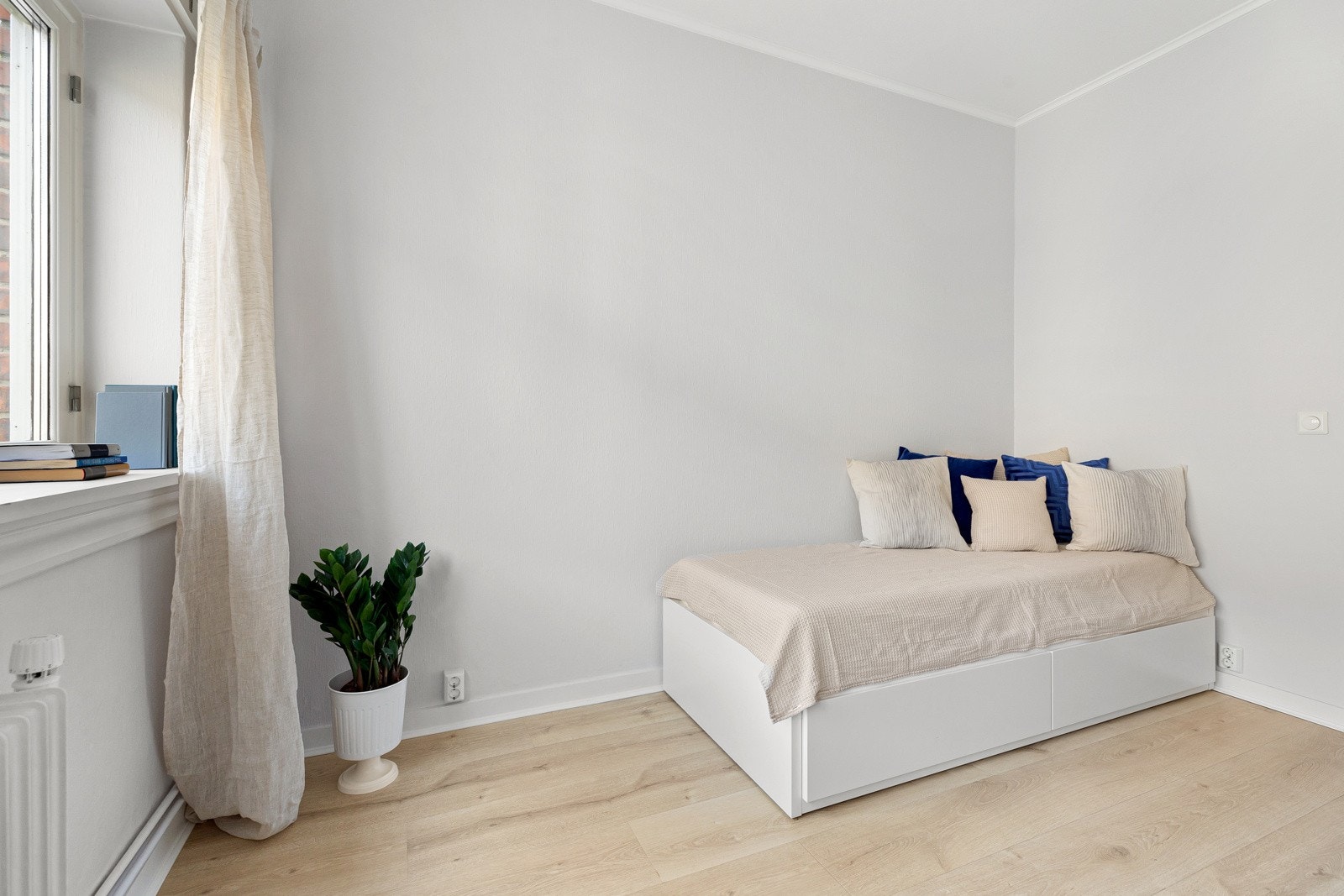 Lys og luftig rom med store vindusflater og en takhøyde på 2,75 m Galleribilde