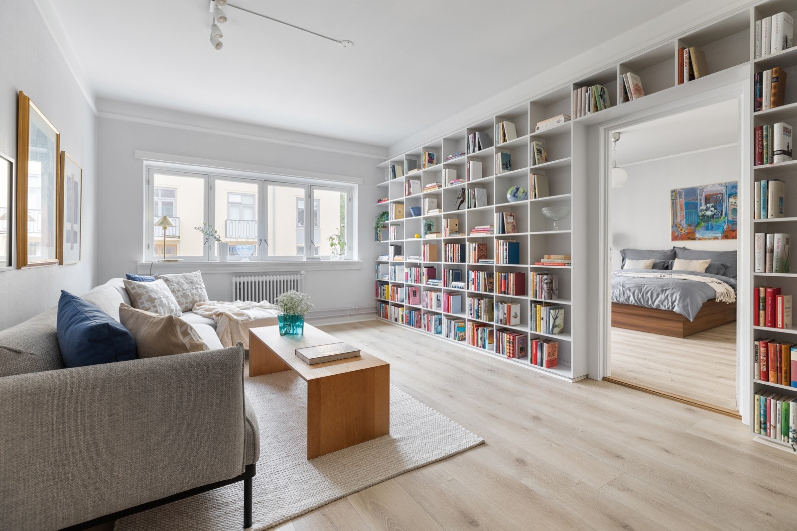 Stuen fremstår som meget tiltalende, og har god plass til sofaløsning med tilhørende møblement Galleribilde