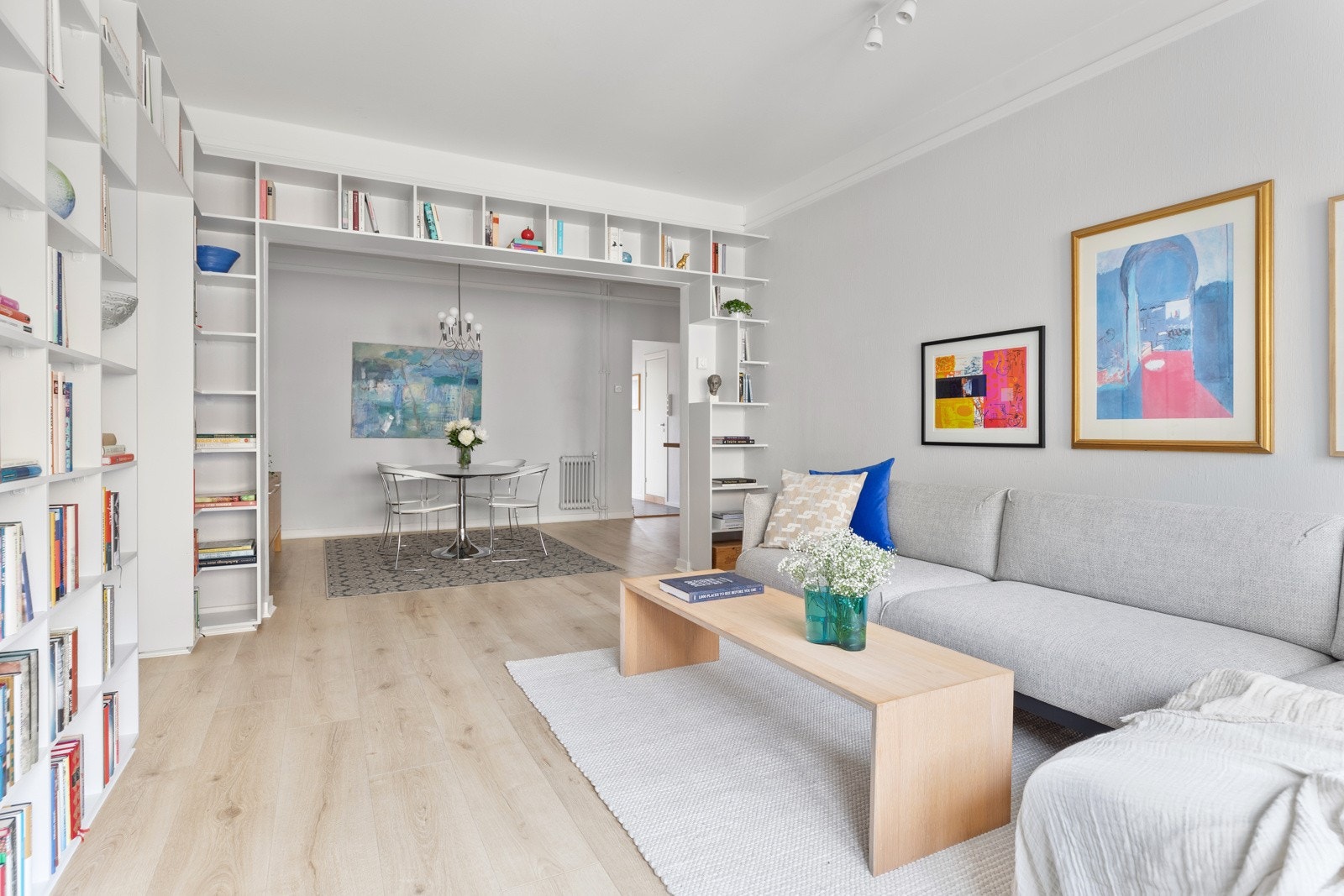 Praktiske plassbygde bokhyller som rammer inn rommet Galleribilde