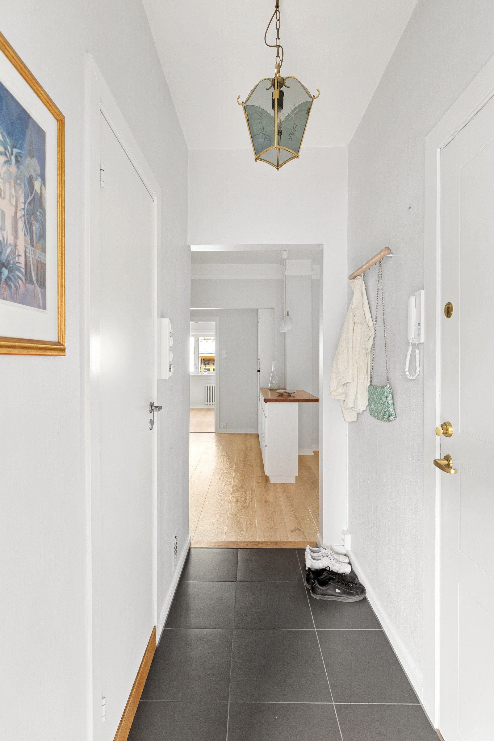 Entreen fremstår som lys og innbydende med vegger malt i en tidsriktig fargenyanse Galleribilde