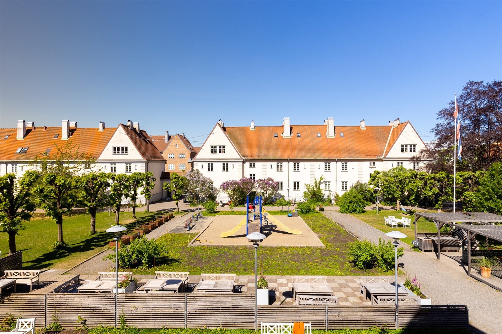 Området kjennetegnes av ærverdige teglsteinsbygg med store bakhager og buede gater, og nabolaget gir en følelse av ro og trygghet. Galleribilde