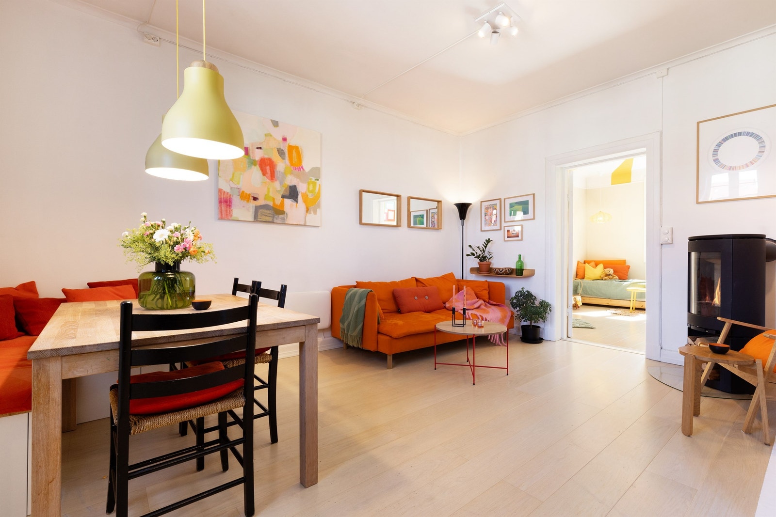 Det er god plass til både spisegruppe, sofa, stoler, bord og tilhørende mediemøblement. Galleribilde