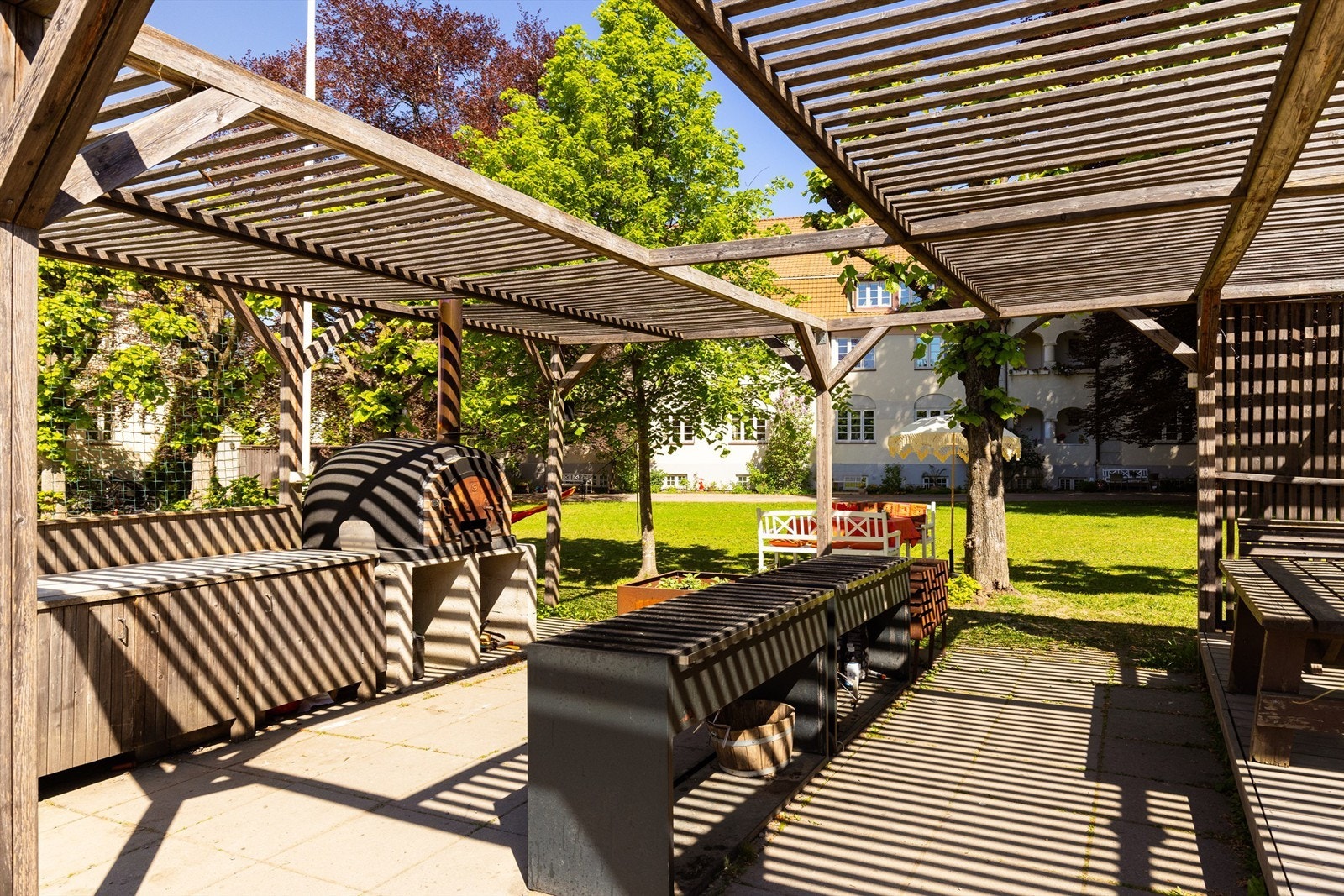På sommerhalvåret er det fint å benytte pergolaen, som har pizzaovn, kullgrill, samt utekjøkken med innlagt vann. Galleribilde