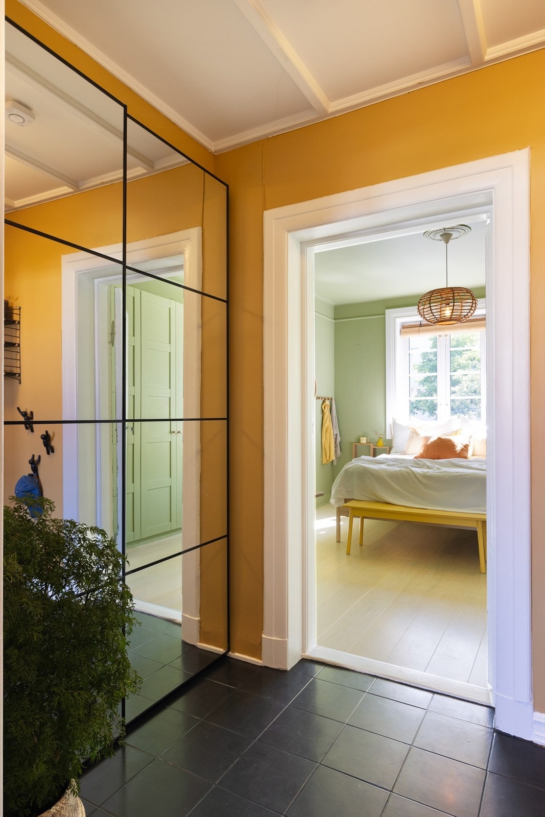 Entréen har også godt med oppbevaringsplass i stor skyvedørsgarderobe. Galleribilde