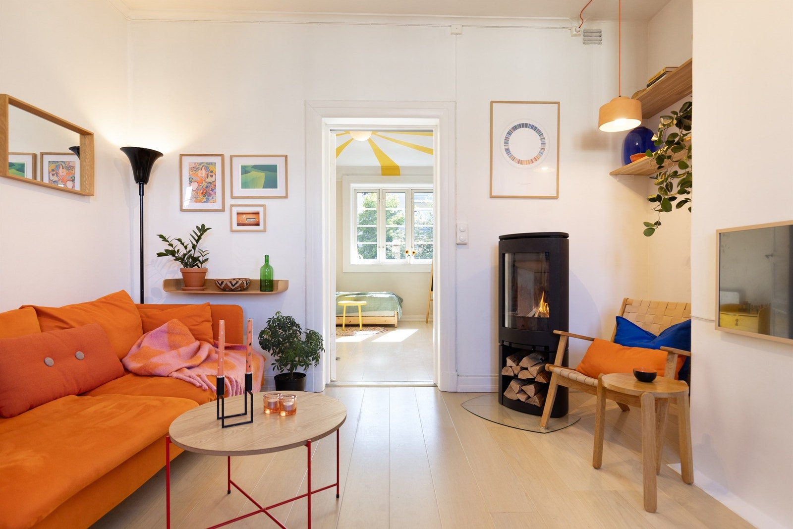 Videre vil du sette pris på den koselige vedovnen, som varmer godt i kaldere årstider, i tillegg til at den gir leiligheten en lun og hjemmekoselig atmosfære. Galleribilde