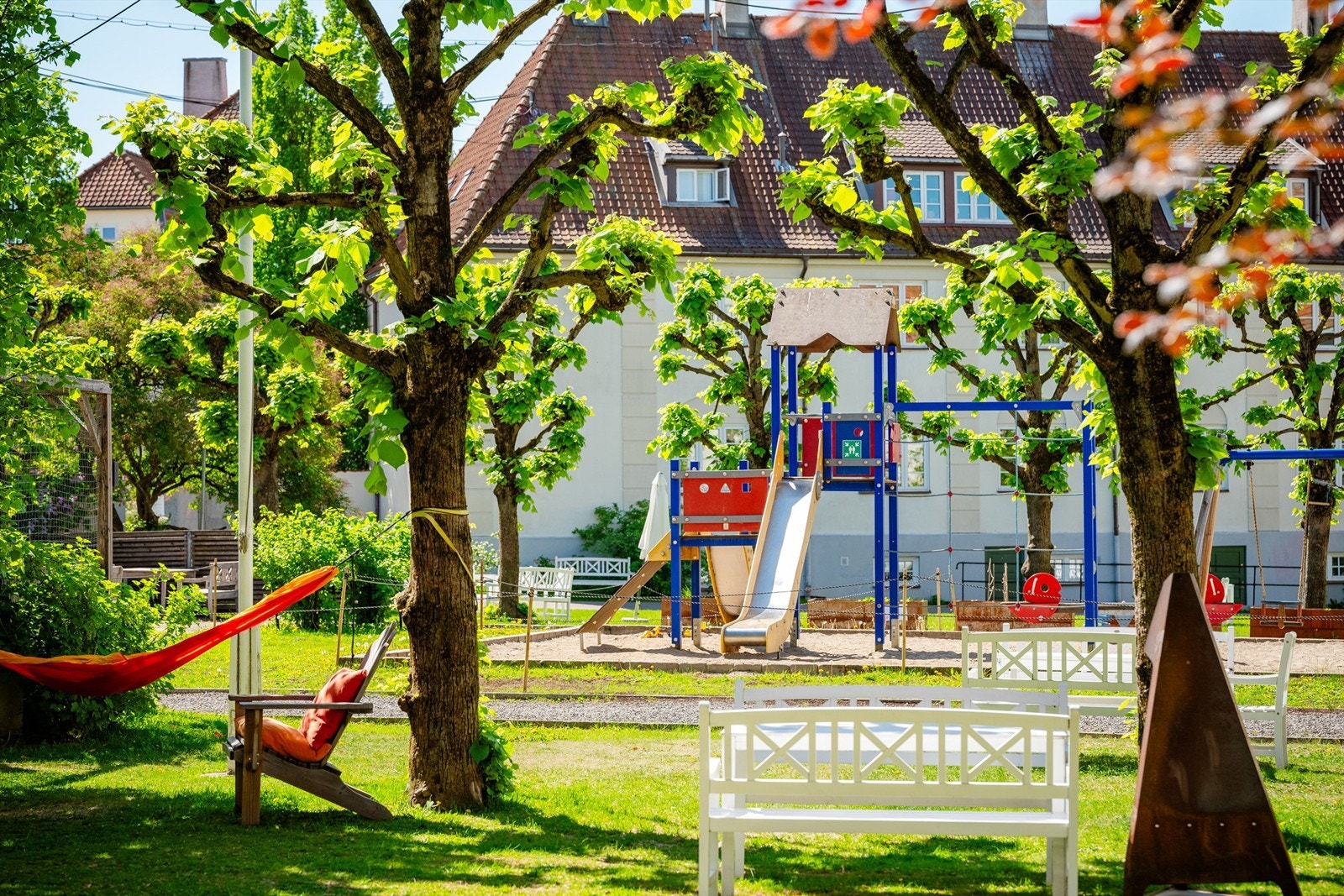 Bakgården er prisbelønnet for sine frodige og nydelige fellesarealer. Nyt sittegrupper og utekjøkken på sommeren, og skøytebane og bålpanne på vinteren. Galleribilde