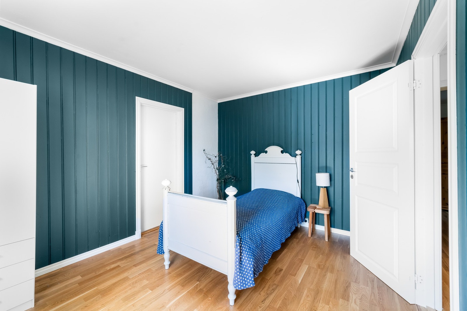 Soverom 1 har også garderobeskap Galleribilde