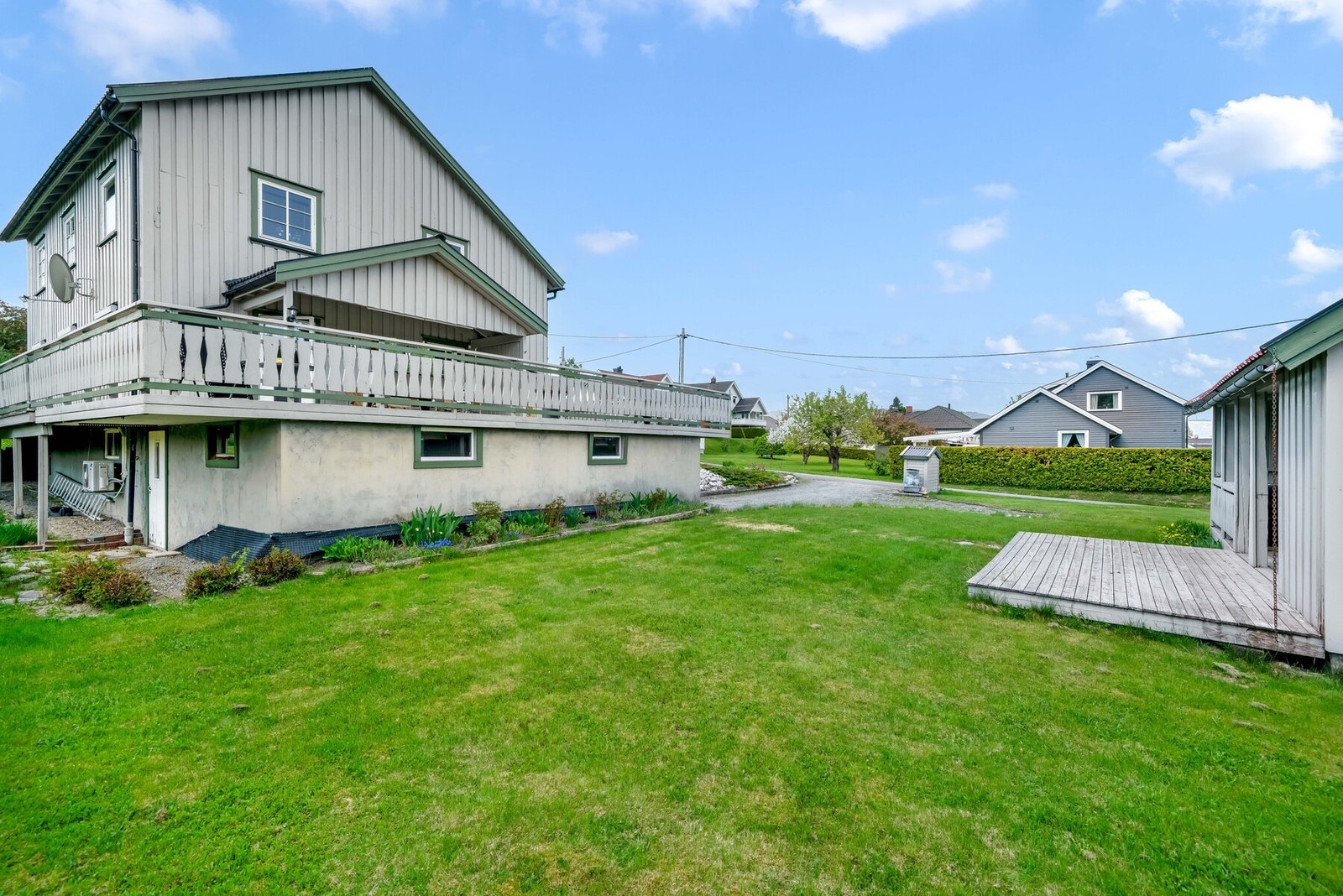 God plass i hagen til mangfoldige uteaktiviteter. Se for deg ett slag badminton, kubbespill eller fotballturnering i hagen mot barna eller gode venner. Galleribilde