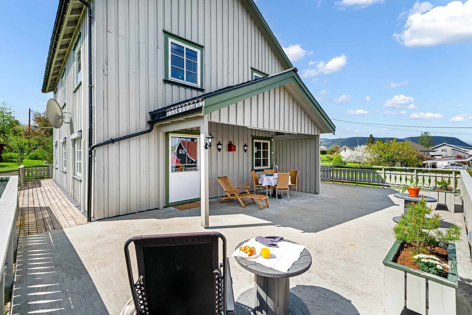 Boligen har en fantastisk solrik terrasse med god plass Galleribilde