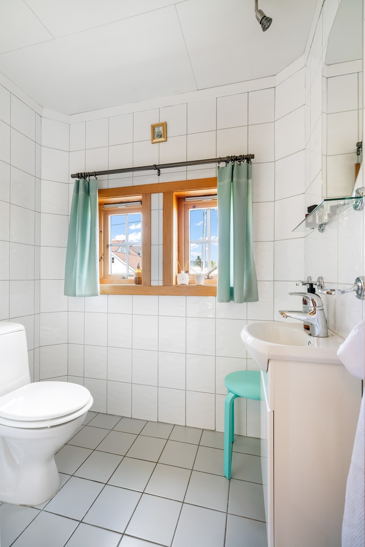 Toalett i 1. etasje har fliser på gulv og vegg, samt varmekabler i gulvet. Galleribilde