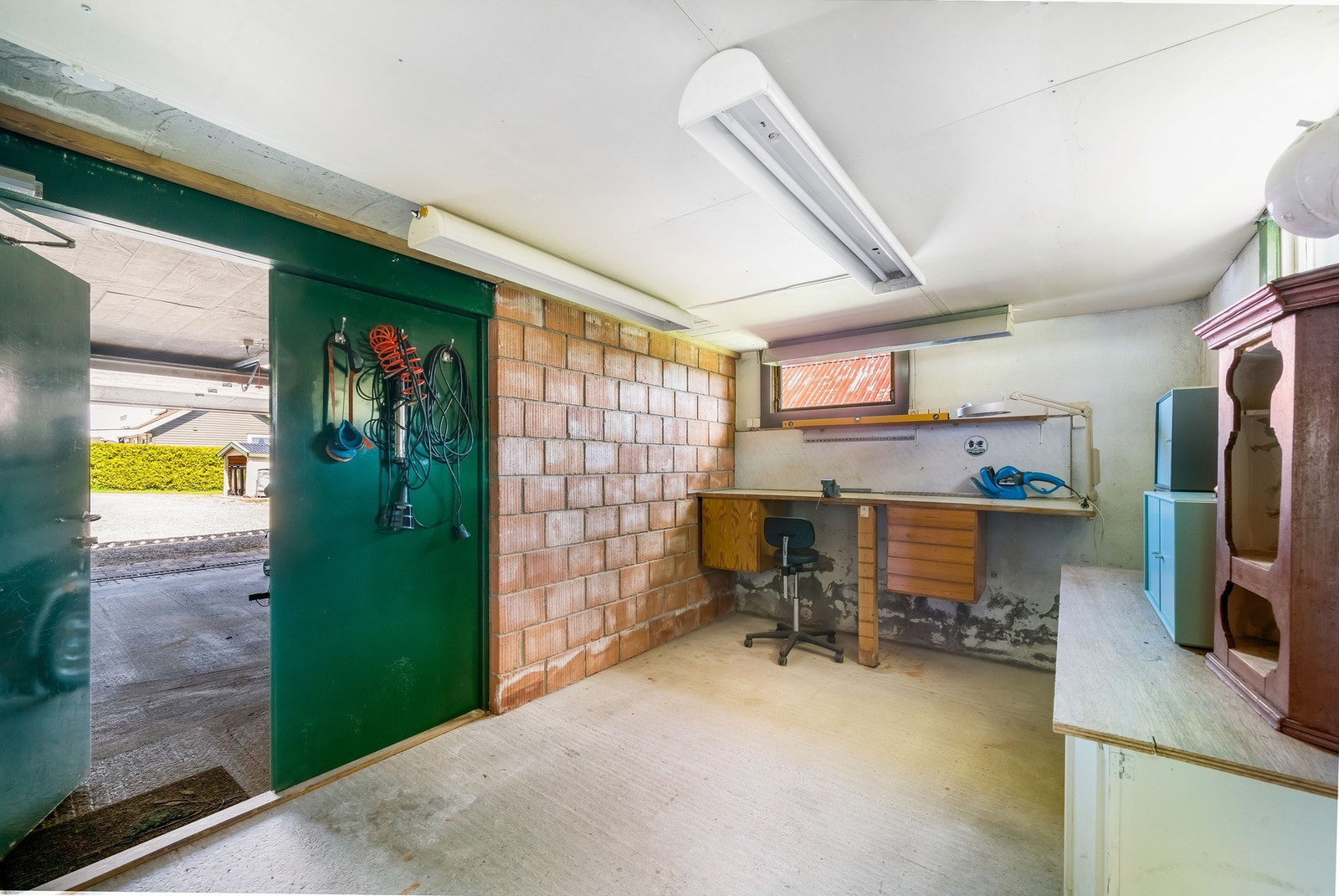 I rommet bak garasjen finner du et eget verksted for mekking av deler til bil, båt, traktor, motorer, modellfly, ATV sykler, MC, osv. Et drømmerom hvor venner kan møtes med egen inngang fra hagen. Galleribilde