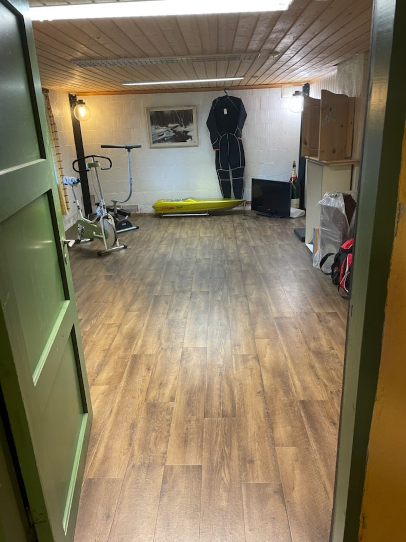 Stor kjellerstue med godkjent vindu for opphold med stort vindu. Fint møtested for ungdom eller som trimrom. Galleribilde