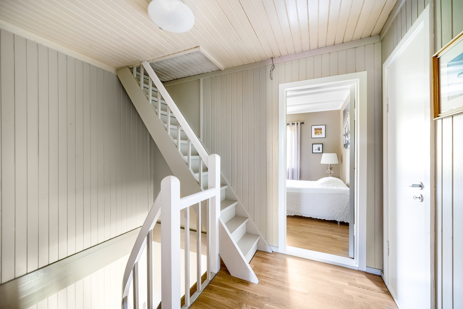 Trapp opp til loftet med god oppbevaringsplass. Galleribilde