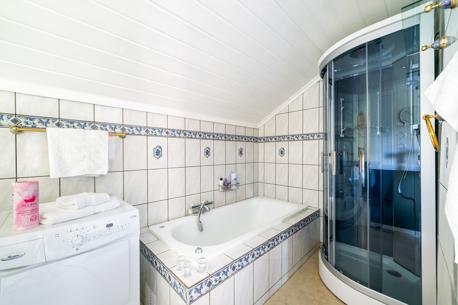 Badekar og et nylig innstallert dusjkabinett med regndusj. Galleribilde