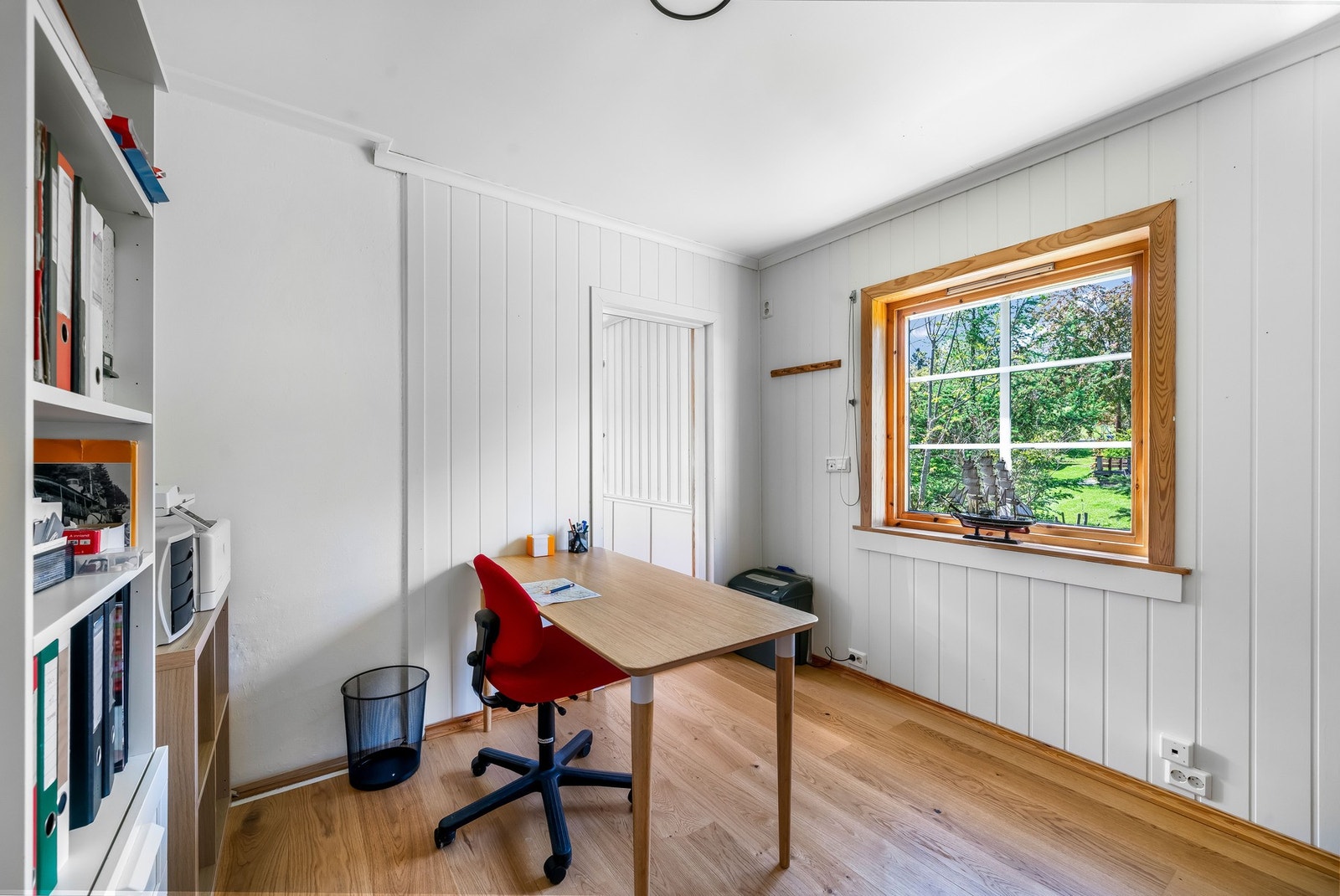 Kontor/gjesterom innenfor TV-rommet. Her er det lagt ny ettstavs eikeparkett på gulvet. Galleribilde