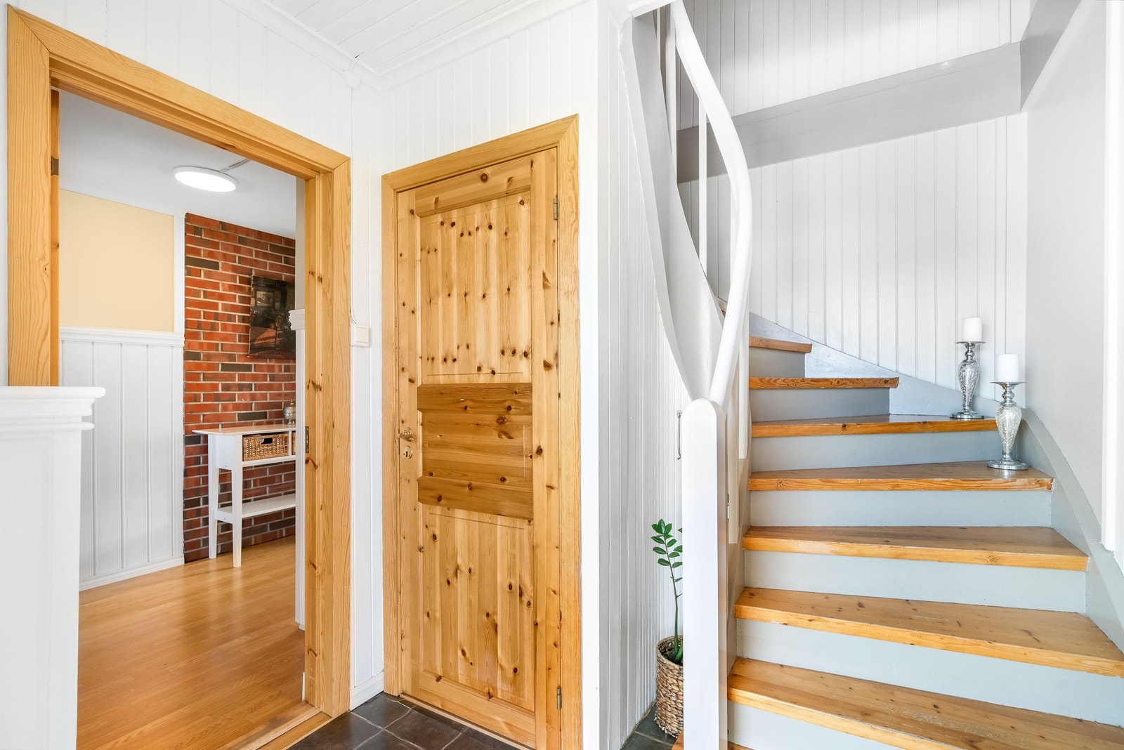 Vakker trapp opp til 2. etasje og soveromsavdelingen. Galleribilde