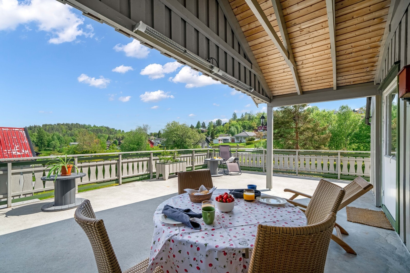 Den store takterrassen er delvis overbygget og her er også montert terrassevarmere til sene sommerkvelder. Galleribilde