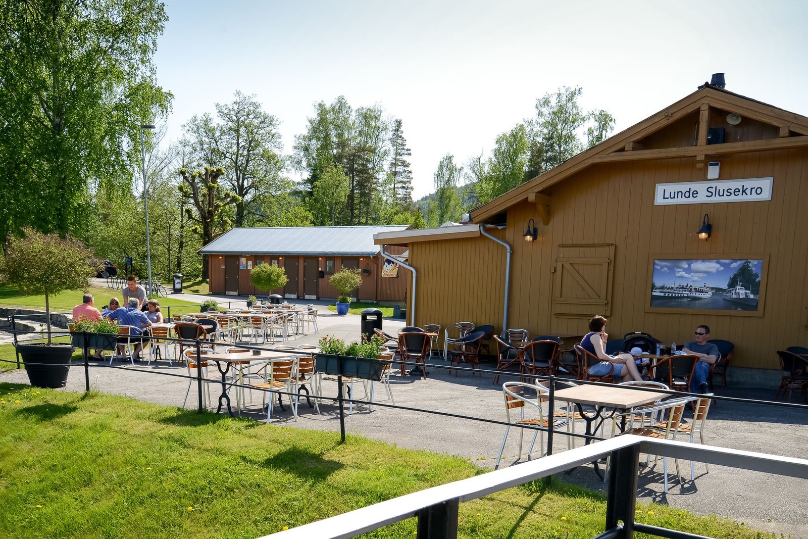 Slusekroa ligger ved Lunde sluser. Her kan man oppleve de berømte kanalbåtene og få seg noen forfriskninger. Galleribilde