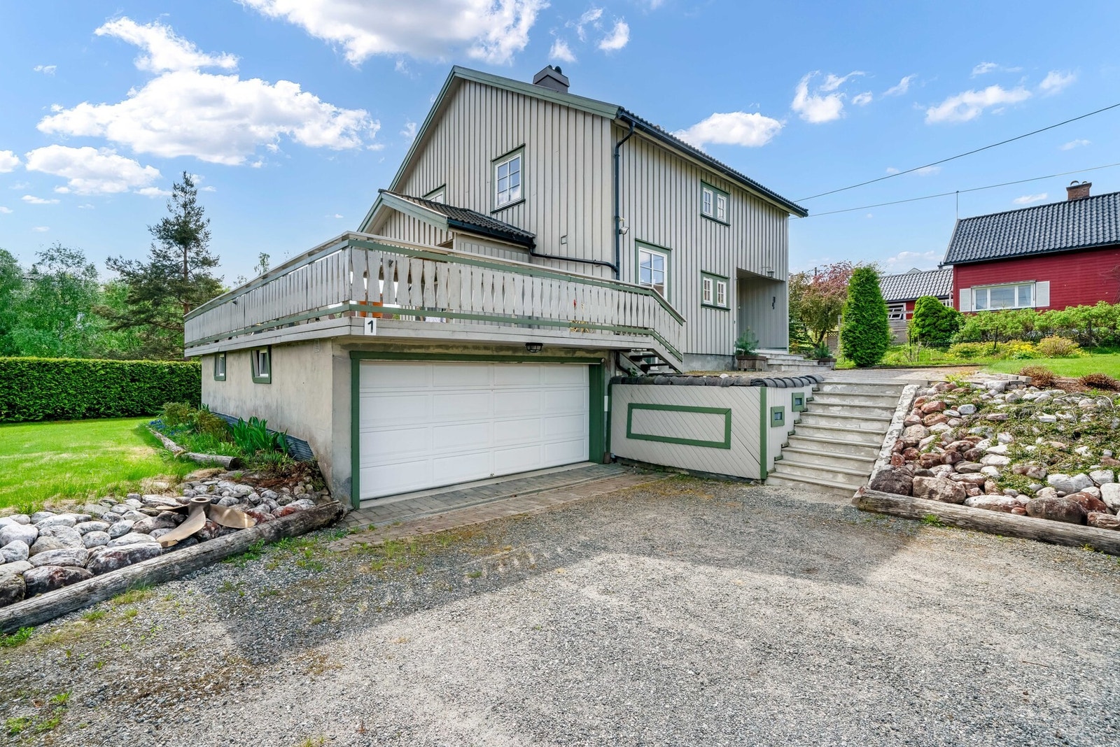 Stor gruset innkjørsel, som har god plass til parkering av flere biler. Kanskje trenger du plass til gjester som kommer i bobil for å feriere i vakre Lunde? Galleribilde