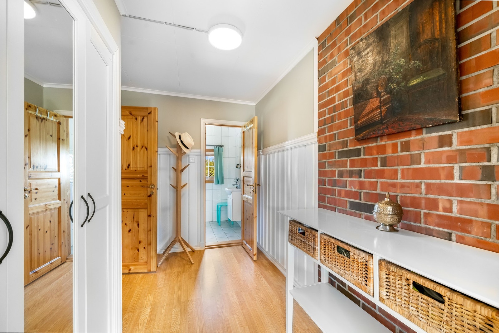 Gangen i 1. etasje med god plass til oppbevaring. Praktisk integrert garderobeskap med innfelt speil. Galleribilde