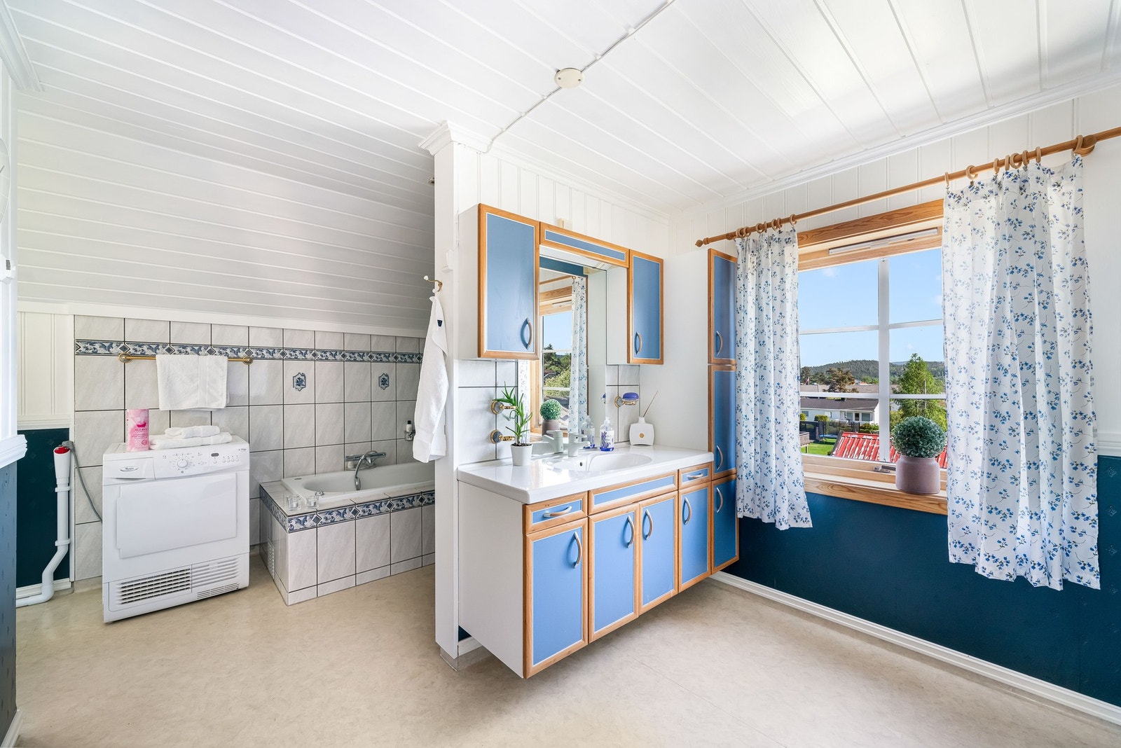 Bad i 2. etasje fungerer også som vaskerom. Galleribilde