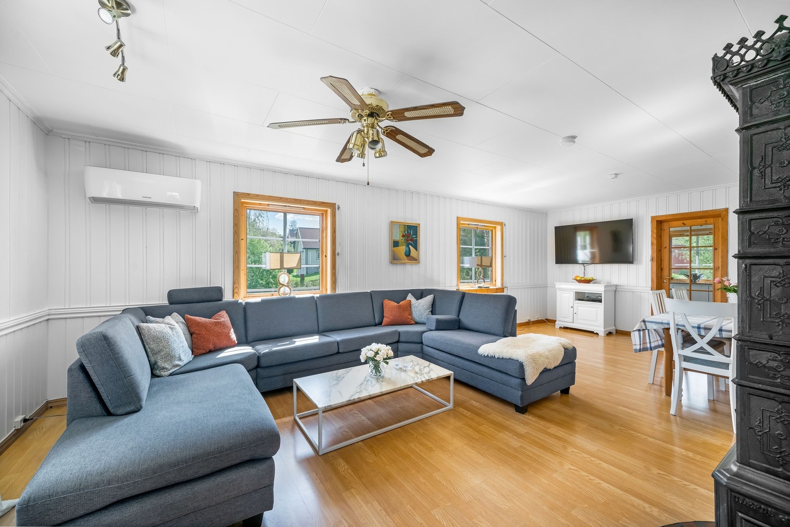 Det er montert en varmepumpe i stuen. Huset er også utstyrt med praktisk sentralstøvsuger. Galleribilde