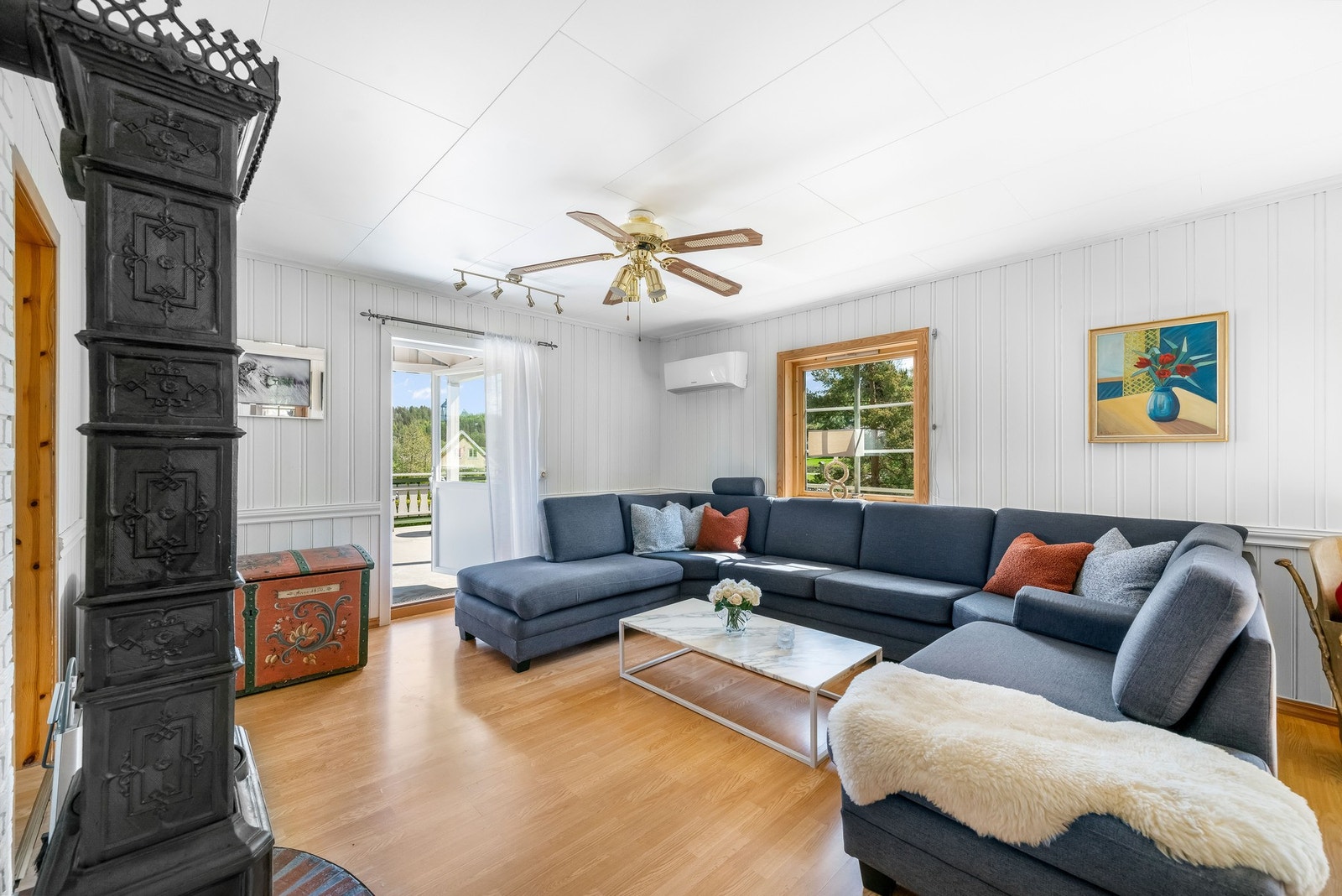 Stuen er romslig og har god plass til hele familien. Utgang til den solrike terrassen fra stuen. Galleribilde