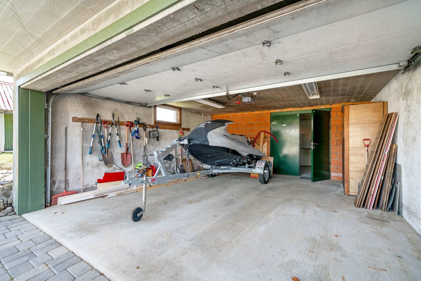 Stor dobbel garasje med elektrisk portåpner. Galleribilde