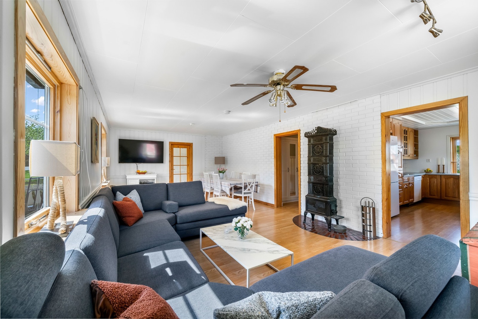 Den vakre 3-etasjers Ulefoss-ovnen er restaurert og varmer godt på kalde vinterdager. Galleribilde