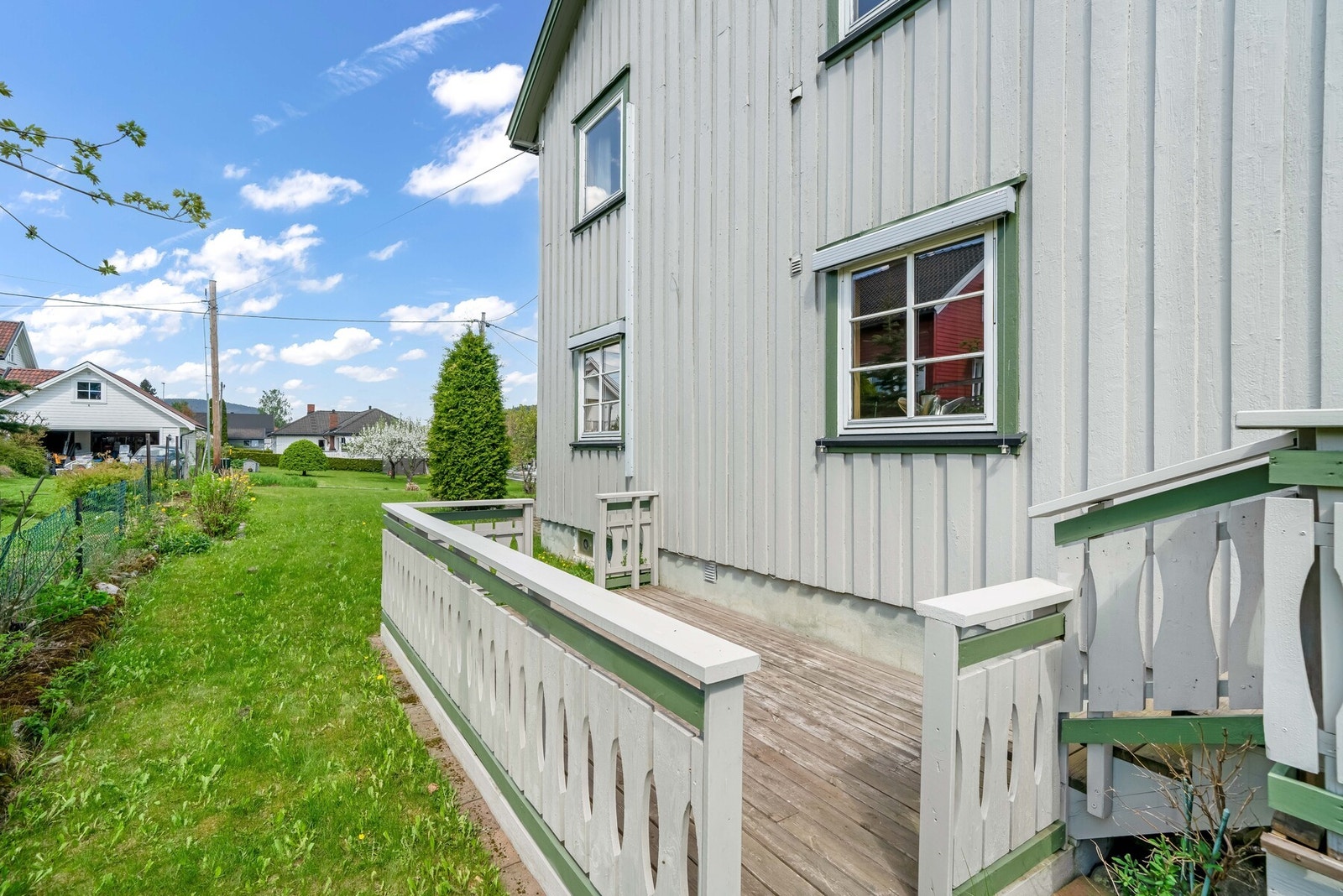 Vestvent veranda med kveldssol. Galleribilde