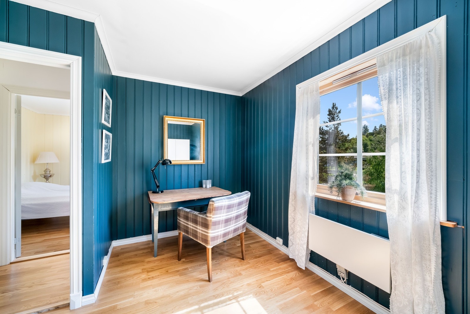 Soverom 1 med plass til en skrivepult. Galleribilde