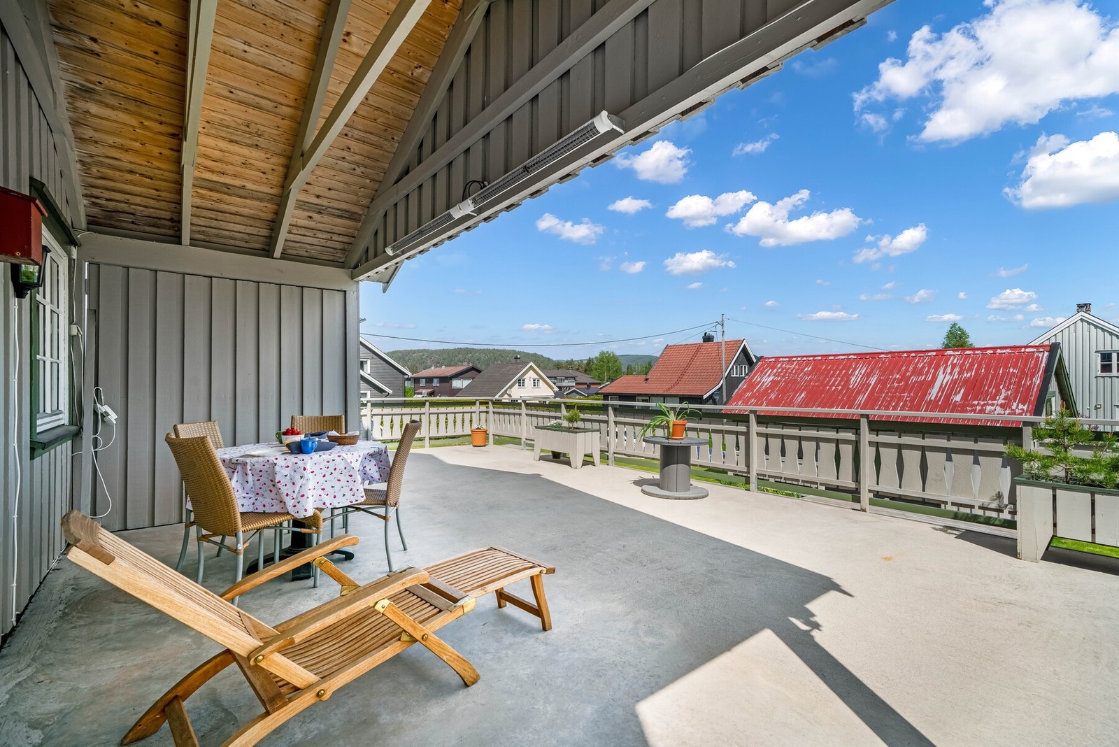 Terrassen har betongdekke og tåler dermed vekten av en stor jacuzzi. Galleribilde