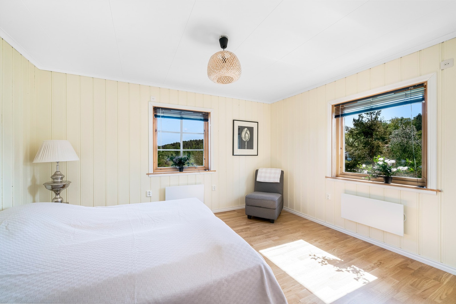 Soverom/masterbedroom, er lyst og trivelig med malt panel på veggene. Panelovner på veggene. Galleribilde