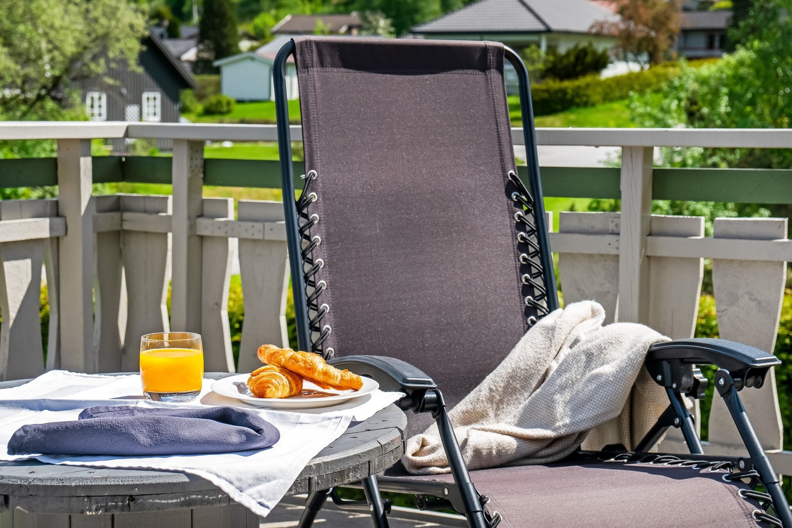 Fra terrassen kan man få med seg både morgen-, ettermiddags- og kveldssol! Galleribilde