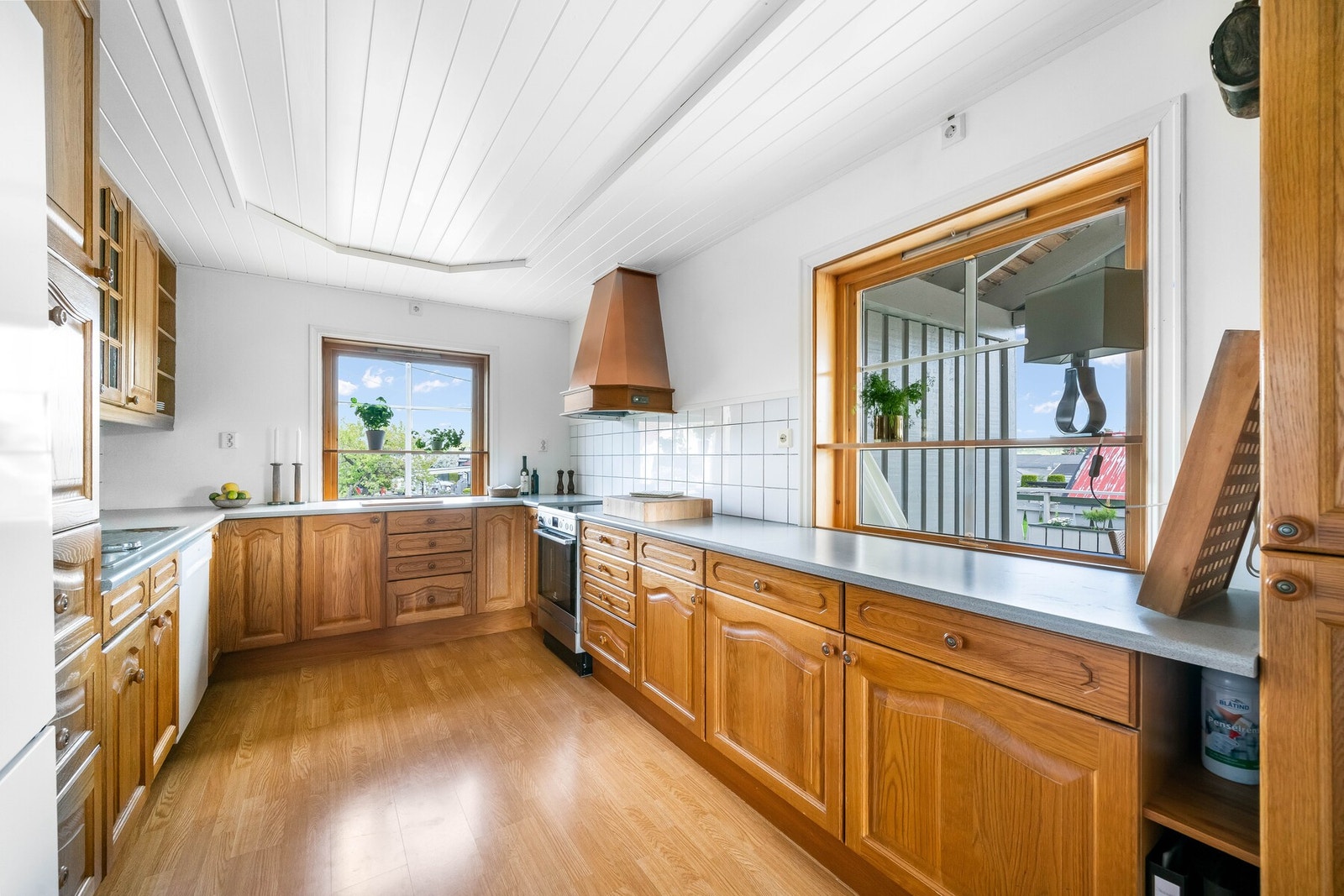 Det hvitmalte kistetaket og de store vinduene med utsikt mot Lifjell skaper en god atmosfære på kjøkkenet. Galleribilde