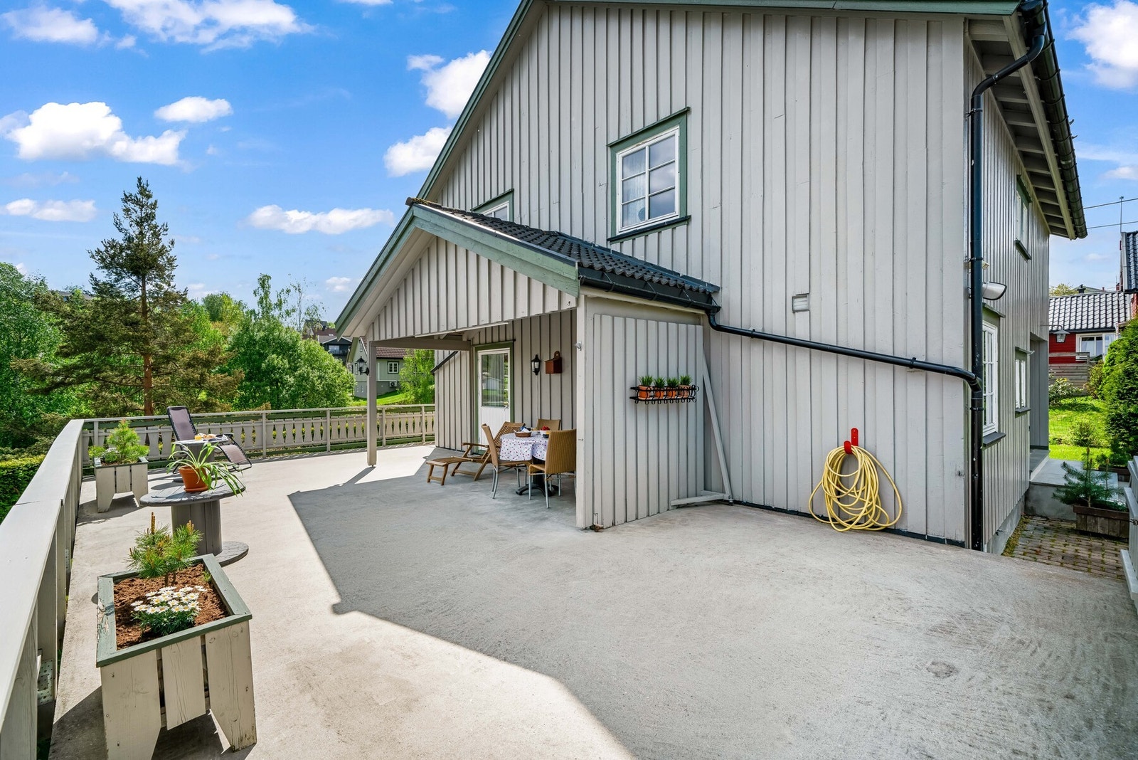 Leveggen på terrassen kan enkelt skyves vekk for et mer åpent rom. Galleribilde