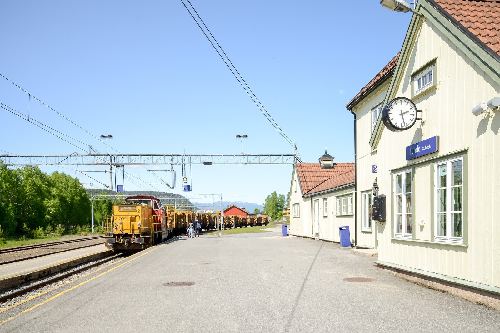 Lunde togstasjon ligger 10 minutter gange unna eiendommen. Her kan man ta Sørlandsbanen. Galleribilde