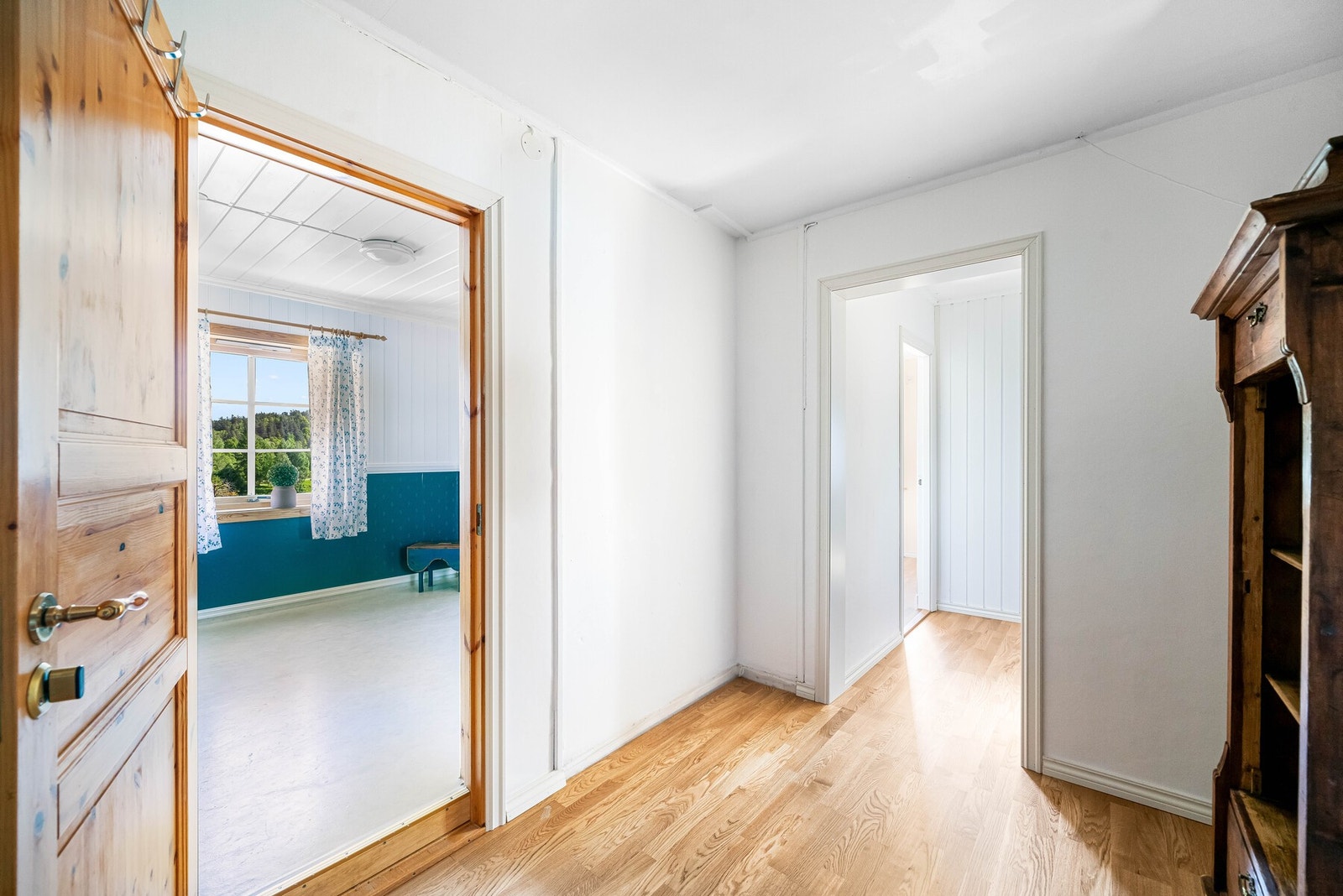 Hele 2. etasje er nylig malt i moderne farger og fått ny 3-stavs eikeparkett på gulvene, og nye intelligente panelovner i alle soverom med timere. Galleribilde