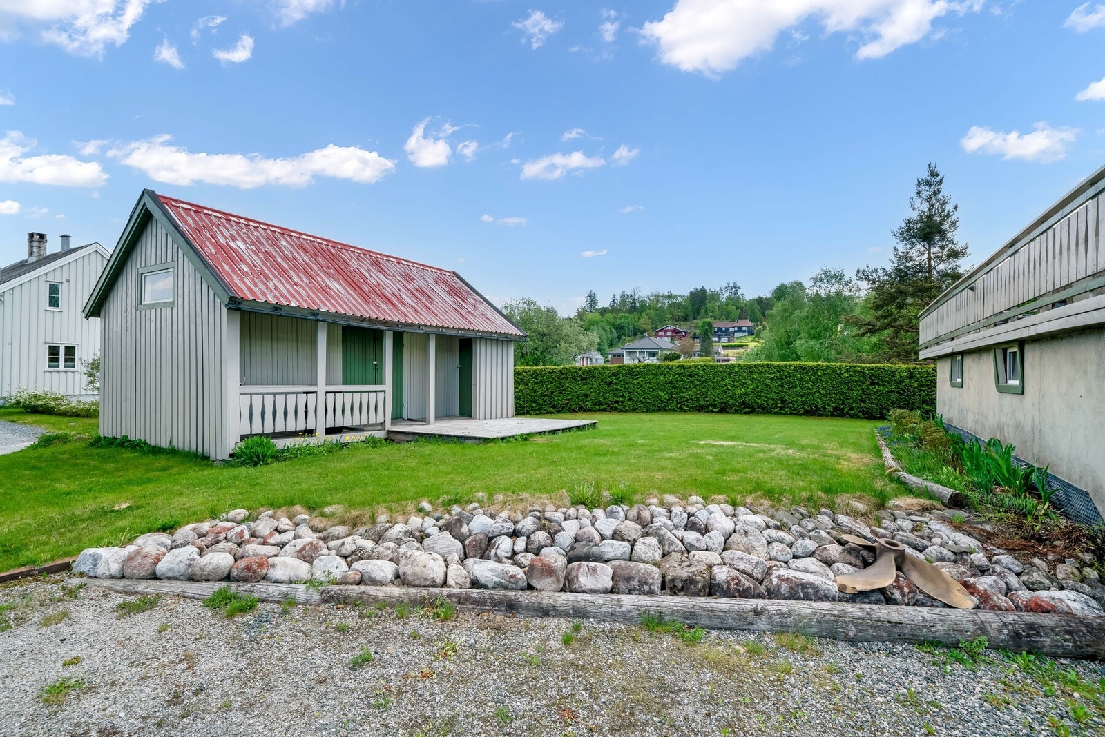 Uthus/anneks med god plass til oppbevaring av blant annet ekstra utstyr og sykler. Galleribilde