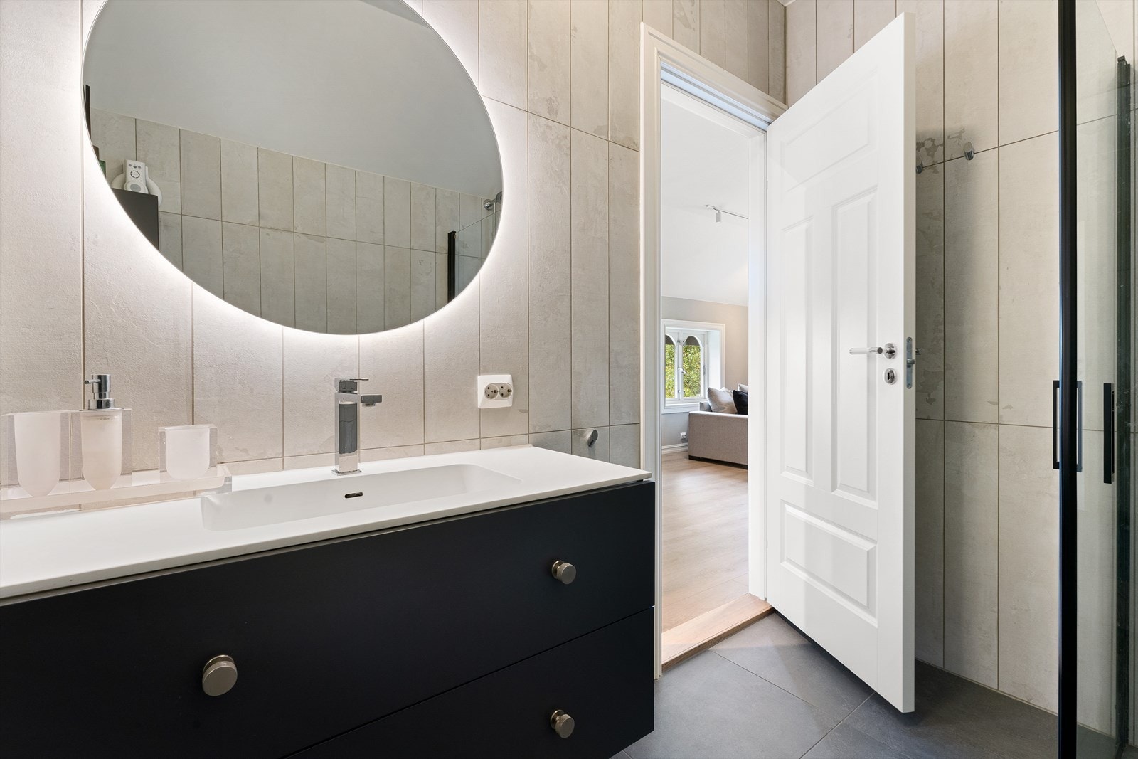 Badet er innredet med: Servantskap, dusjhjørne med regndusj og hånddusj, innfellbare dusjdører, veggmontert wc og mekanisk avtrekk. Det er også en ettgreps servantkran av typen Tapwell, et speil med integrert lys, et stort innfelt speil og et høyskap. Galleribilde